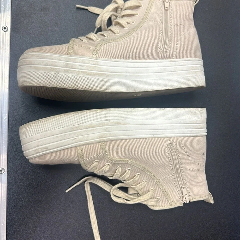 Universal thread women’s cream lace up platform canvas shoes size 9